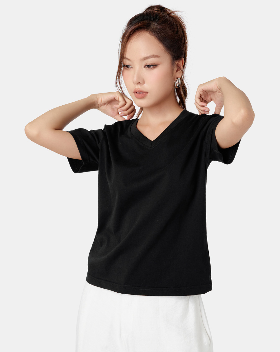 Áo thun trơn màu cổ tim form fit - Image 4