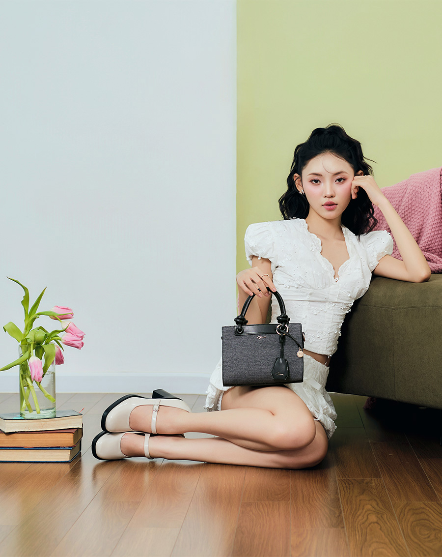 Túi Xách Nhỏ Tay Cầm Xoắn Phối Charm - Image 3