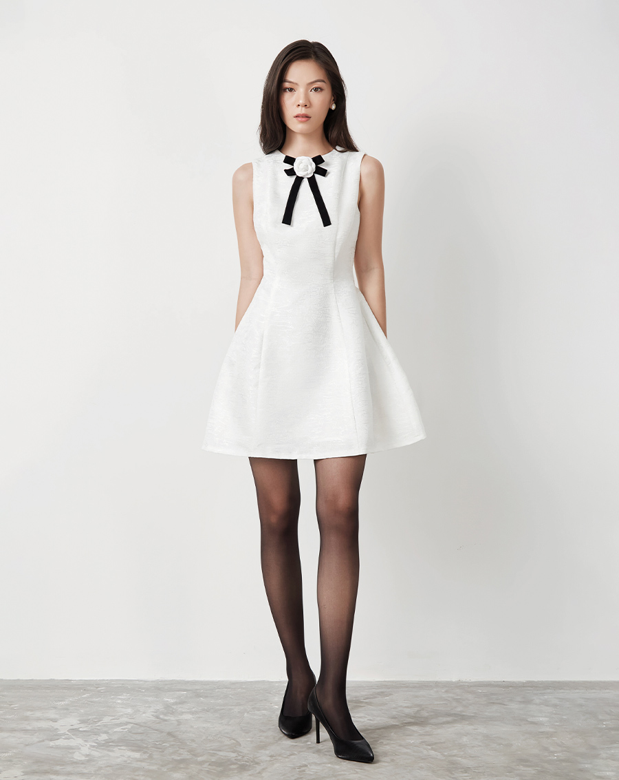 Đầm mini sát nách cài hoa trà - Image 1