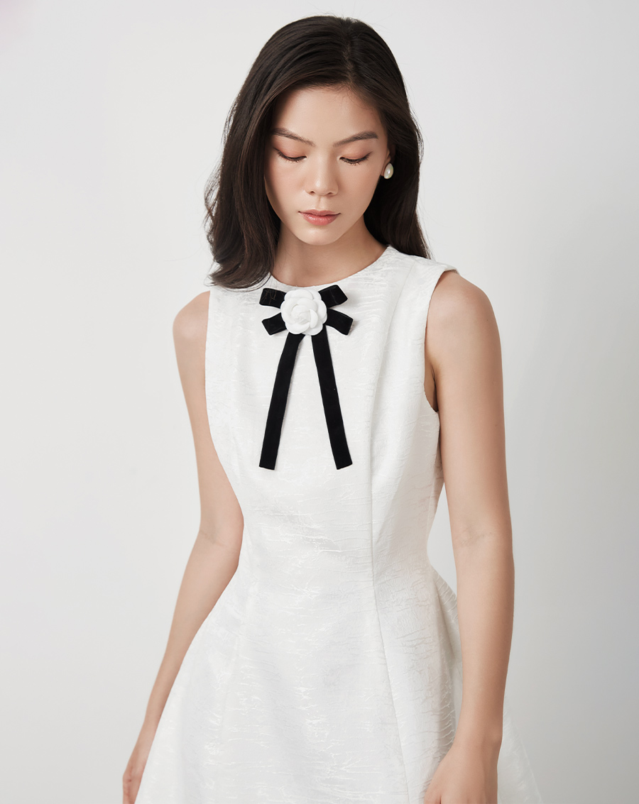 Đầm mini sát nách cài hoa trà - Image 2