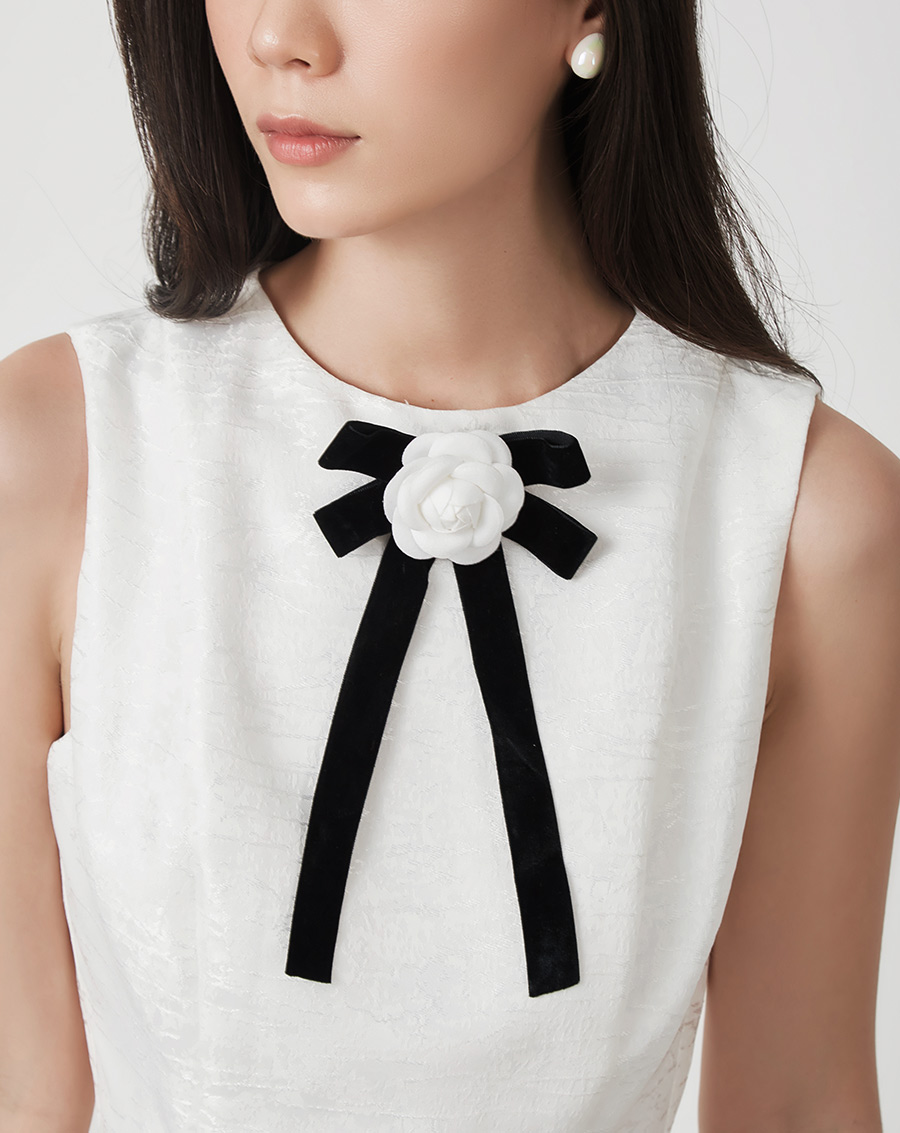 Đầm mini sát nách cài hoa trà - Image 3