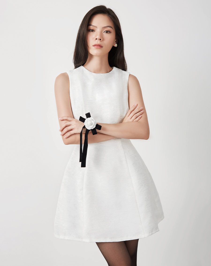 Đầm mini sát nách cài hoa trà - Image 4