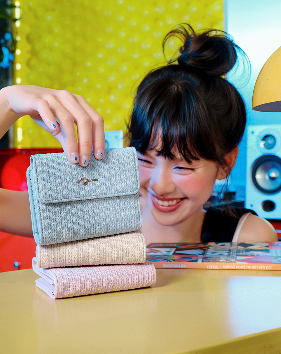 Ví Ngắn Cầm Tay Đính Logo Chữ Ký Kim Loại - Image 2