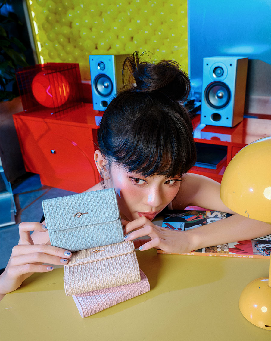 Ví Ngắn Cầm Tay Đính Logo Chữ Ký Kim Loại - Image 3